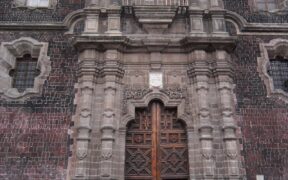 Fachada del Antiguo Colegio de San Ildefonso en el Centro Histórico