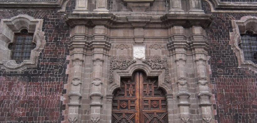 Fachada del Antiguo Colegio de San Ildefonso en el Centro Histórico