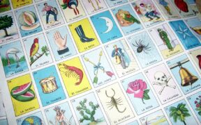 Cartas tradicionales de lotería mexicana, imagen contextual de la obra teatral