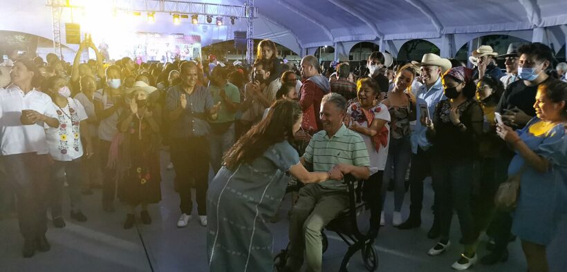 Pareja bailando música tradicional durante una edición de Son para Milo