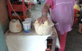 Una persona trabaja masa de maíz en un recipiente en la cocina de un restaurante de San Pedro Atocpan, en una foto de 2013.