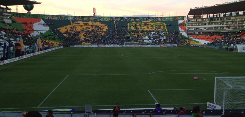Entrada principal del Estadio León, sede del partido León contra América