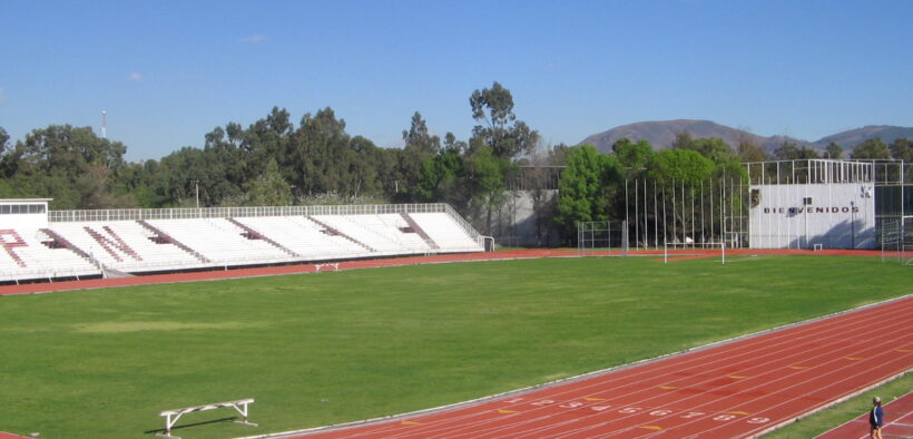 Campo y gradas del Estadio Wilfrido Massieu del Instituto Politécnico Nacional.