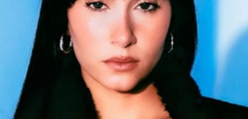 Retrato de Aitana sobre fondo azul, imagen de la gira Cuarto Azul World Tour