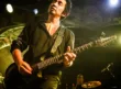 Akira Yamaoka toca la guitarra durante un concierto