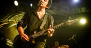 Akira Yamaoka toca la guitarra durante un concierto