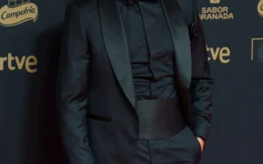Retrato de Alejandro Sanz con esmoquin en los Premios Goya de 2025.