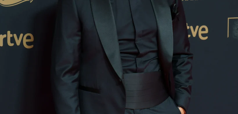 Retrato de Alejandro Sanz con esmoquin en los Premios Goya de 2025.