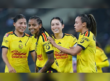 Cuatro jugadoras de América Femenil celebran juntas durante un partido