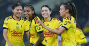 Cuatro jugadoras de América Femenil celebran juntas durante un partido