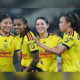 Cuatro jugadoras de América Femenil celebran juntas durante un partido