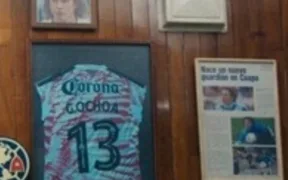 Jersey enmarcado de Guillermo Ochoa con el número 13 en imagen oficial del homenaje Por S13mpre del Club América
