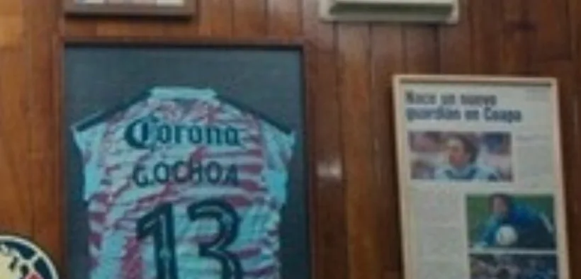 Jersey enmarcado de Guillermo Ochoa con el número 13 en imagen oficial del homenaje Por S13mpre del Club América