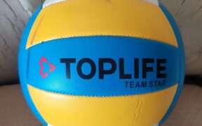 Balón de voleibol en una fotografía documental de 2023