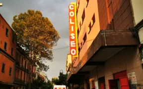 Fachada de la Arena Coliseo en la calle República de Perú, Ciudad de México.