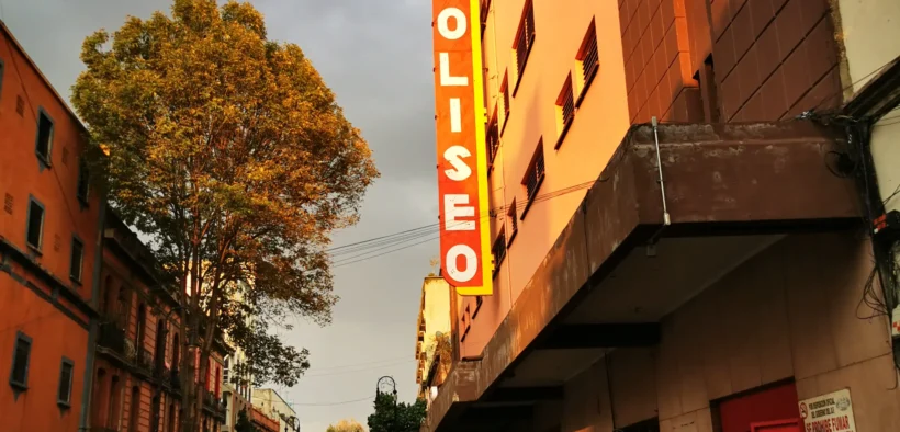 Fachada de la Arena Coliseo en la calle República de Perú, Ciudad de México.