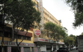 Exterior de la Arena México en la colonia Doctores