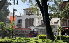 Exhibición de textiles y artesanías mexicanas en un espacio de la Ciudad de México