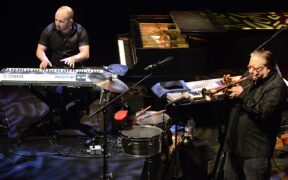 Arturo Sandoval, a la derecha con la trompeta, en una actuación del 23 de marzo de 2019. Foto de archivo: no corresponde a Sangú en el Lunario ni confirma los acompañantes o el montaje de 2026.
