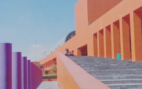 Fachada y escalinata exterior de la Biblioteca de las Artes del Cenart; fotografía de archivo de F.Corsaz