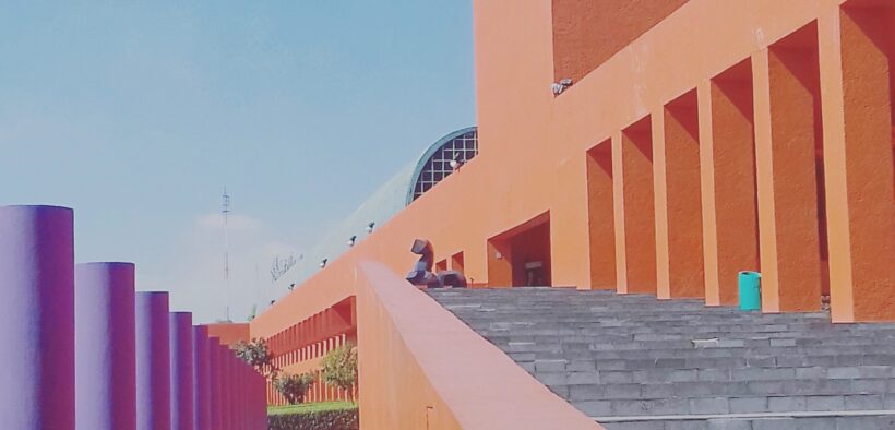 Fachada y escalinata exterior de la Biblioteca de las Artes del Cenart; fotografía de archivo de F.Corsaz