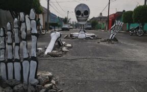 Calavera monumental de cartonería instalada en una calle de Santa Cecilia, Tláhuac