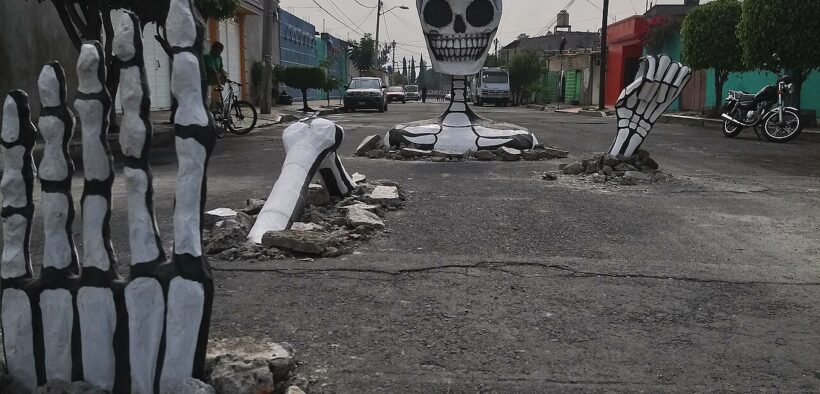 Calavera monumental de cartonería instalada en una calle de Santa Cecilia, Tláhuac