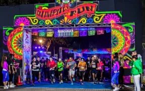 Corredores participan de noche en una edición anterior de Calaveritas Run