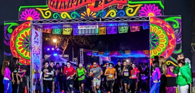 Corredores participan de noche en una edición anterior de Calaveritas Run