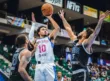Jugador de Capitanes de la Ciudad de México lanza al aro ante la marca de dos rivales de Texas Legends