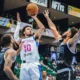 Jugador de Capitanes de la Ciudad de México lanza al aro ante la marca de dos rivales de Texas Legends