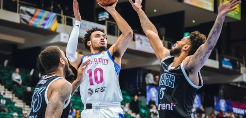 Jugador de Capitanes de la Ciudad de México lanza al aro ante la marca de dos rivales de Texas Legends