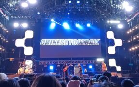 La banda Chinese Football toca en vivo sobre un escenario