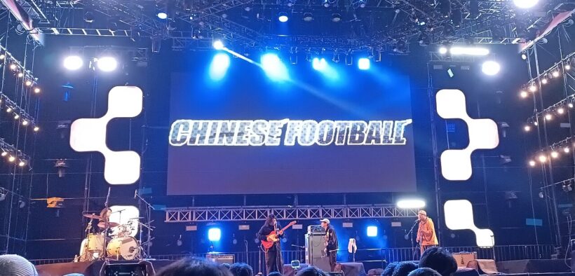 La banda Chinese Football toca en vivo sobre un escenario