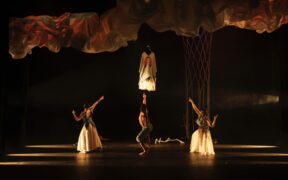 Intérpretes de la obra Cihuameh en una escena de danza contemporánea