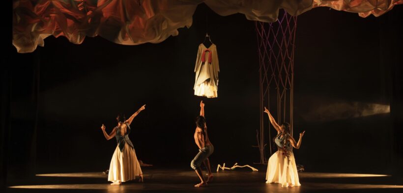 Intérpretes de la obra Cihuameh en una escena de danza contemporánea
