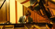Dmitry Masleev interpreta el piano durante un recital