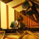 Dmitry Masleev interpreta el piano durante un recital