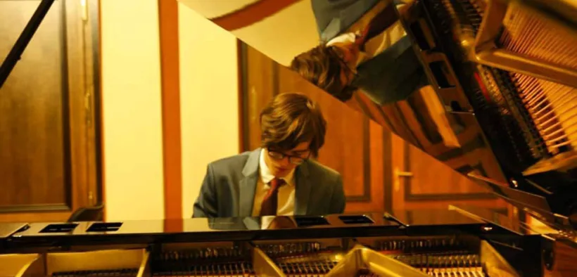 Dmitry Masleev interpreta el piano durante un recital