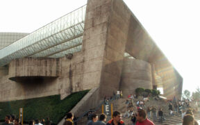 Exterior del Auditorio Nacional con visitantes, en una fotografía de archivo de 2006.