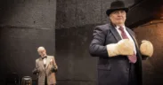 Los protagonistas de la obra El gordo y el flaco en la imagen oficial de Teatro UNAM