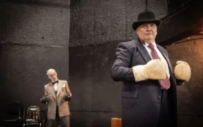 Los protagonistas de la obra El gordo y el flaco en la imagen oficial de Teatro UNAM