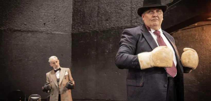 Los protagonistas de la obra El gordo y el flaco en la imagen oficial de Teatro UNAM