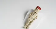 Escultura mexicana de papel maché con forma de esqueleto, imagen representativa del tema de la exposición