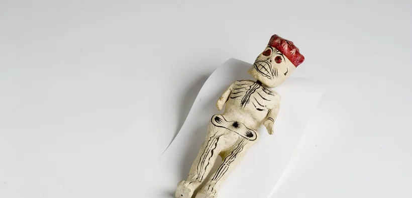 Escultura mexicana de papel maché con forma de esqueleto, imagen representativa del tema de la exposición
