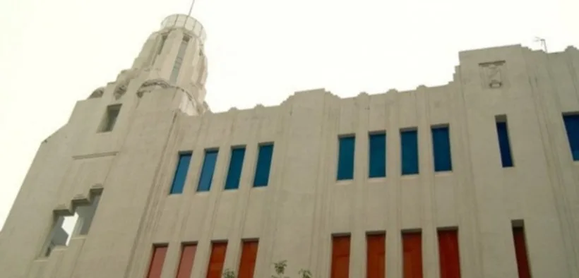 Fachada art decó del Museo de Arte Popular con ventanas azules y rojas en el Centro de la Ciudad de México