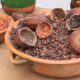 Granos y cáscaras de cacao en recipientes de barro, fotografía de 2021. Imagen documental del producto protagonista; no corresponde al Festival Cacao Para Todos de 2026 ni a uno de sus puestos.