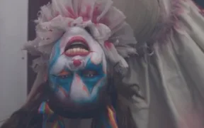 Personaje caracterizado como payaso de terror en el Festival del Terror de Six Flags México