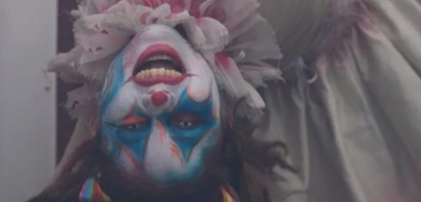 Personaje caracterizado como payaso de terror en el Festival del Terror de Six Flags México