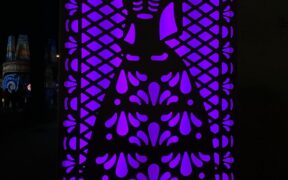 Papel picado de Día de Muertos en una fotografía documental de 2024